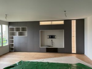 1Meuble salon COULIDOOR sur mesure alliant bureau , tv , bibliothèque et rangements fermés par des portes battantes , éclairage leds intégré. Réalisation sur DIVONNES LES BAINS 01 FRANCE