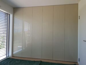 1Placard dressing fermé par des portes battantes sur mesure en melaminé beige r