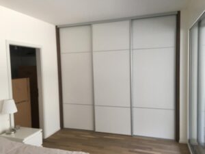 1Placard dressing sur mesure coloris noyer fermé par une façade coulissante COULIDOOR tr