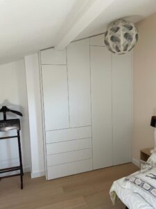 1Placard sous pente pour chambre d’amies faible profondeur fermé par portes battantes sur charnières pousse lâché