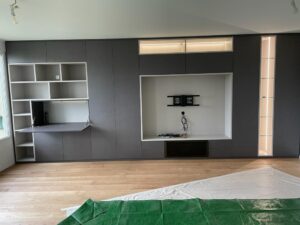 2Meuble salon COULIDOOR sur mesure alliant bureau , tv , bibliothèque et rangements fermés par des portes battantes , éclairage leds intégré. Réalisation sur DIVONNES LES BAINS 01 FRANCE