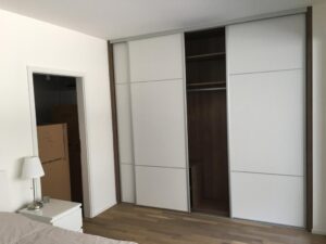 2Placard dressing sur mesure coloris noyer fermé par une façade coulissante COULIDOOR tr