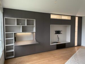 3Meuble salon COULIDOOR sur mesure alliant bureau , tv , bibliothèque et rangements fermés par des portes battantes , éclairage leds intégré. Réalisation sur DIVONNES LES BAINS 01 FRANCE