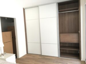 3Placard dressing sur mesure coloris noyer fermé par une façade coulissante COULIDOOR tr