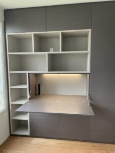 4Meuble salon COULIDOOR sur mesure alliant bureau , tv , bibliothèque et rangements fermés par des portes battantes , éclairage leds intégré. Réalisation sur DIVONNES LES BAINS 01 FRANCE