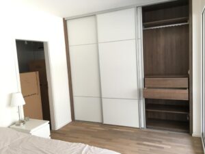 4Placard dressing sur mesure coloris noyer fermé par une façade coulissante COULIDOOR tr
