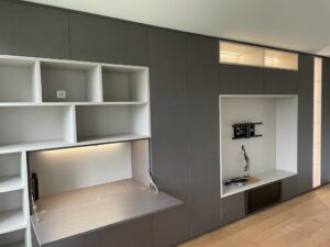 5Meuble salon COULIDOOR sur mesure alliant bureau , tv , bibliothèque et rangements fermés par des portes battantes , éclairage leds intégré. Réalisation sur DIVONNES LES BAINS 01 FRANCE
