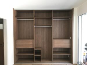 6Placard dressing sur mesure coloris noyer fermé par une façade coulissante COULIDOOR tr