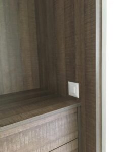 7Placard dressing sur mesure coloris noyer fermé par une façade coulissante COULIDOOR tr