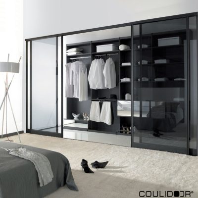 12-Sur-mesure-_-Dressing-noir-mat-et-miroir-portes-de-separation-diamant-tandem-noir-mat-vitre-feuilletee-fumee-noire-943x1024